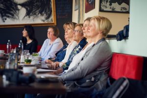 ... hören interessiert zu.